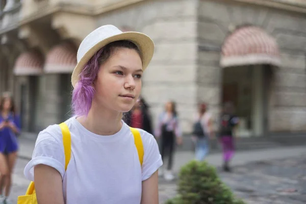 Trendy mor leylak saçlı şapkalı kızın dış mekan portresi — Stok fotoğraf