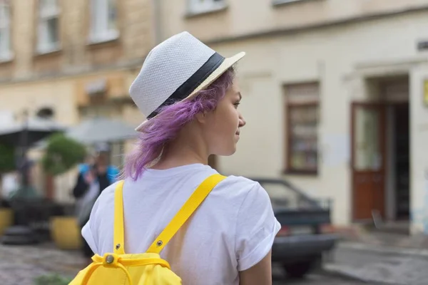 На відкритому повітрі портрет дівчини в капелюсі з модним фіолетовим бузковим волоссям — стокове фото