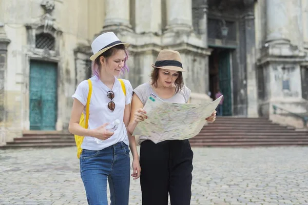 Women tourists mother and daughter teenager with map — Stock Photo, Image