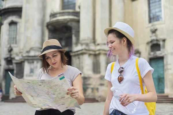 Mãe com a filha adolescente viajar, mulheres com mapa — Fotografia de Stock