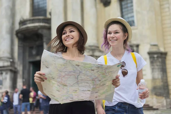 Mãe com a filha adolescente viajar, mulheres com mapa — Fotografia de Stock