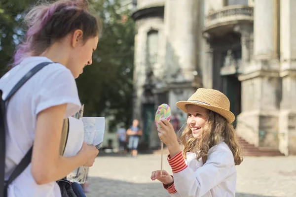 Dwa śmiać dziewcząt dzieci siostry na City ulica — Zdjęcie stockowe