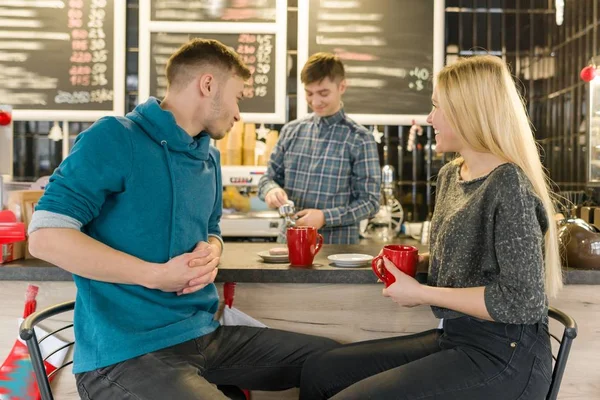 Jovem casal de amigos bebendo chá, café na cafeteria — Fotografia de Stock