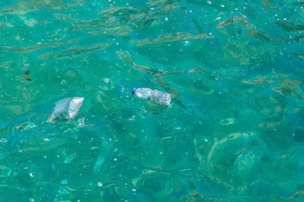 Lixo, lixo, garrafa de plástico, pacotes na superfície do mar oceano — Fotografia de Stock