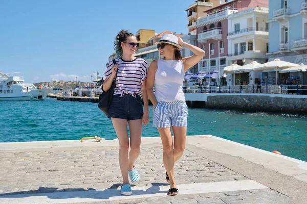 Mutlu anne ve kızı genç yürüyüş, yaz deniz tatili — Stok fotoğraf