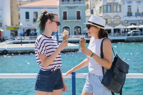 Europa viagens turísticas cruzeiro férias, mãe e filha com sorvete — Fotografia de Stock