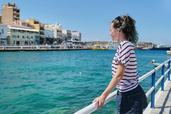 Deniz koyu Mirabello üzerinde seyahat genç kız güzellik doğa sahiptir — Stok fotoğraf