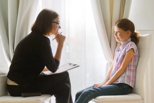 Девушка разговаривает с женщиной психолог обсуждая чувства ребенка — стоковое фото