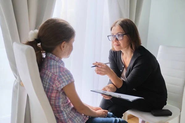 Női szociális munkás beszél a lánnyal. Gyermekpszichológia, mentális egészség — Stock Fotó