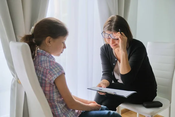 Beszélő lány és a nő pszichoterapeuta az irodában közelében ablak — Stock Fotó