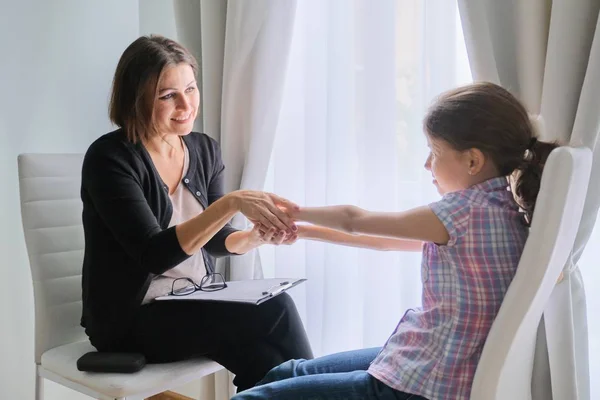Girl talking to woman counselor psychologist discussing the feelings of child — Stock Photo, Image