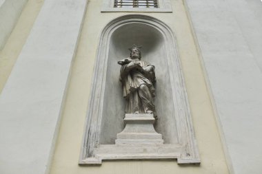 Lviv, Ua, 05-08-2019. Khram Svyatoho Arkhystratyha Mykhayila, Aziz Michael Kilisesi 'nin eski heykeli.