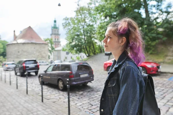 Young teenager girl in denim jacket on an autumn old city street — Stock Photo, Image