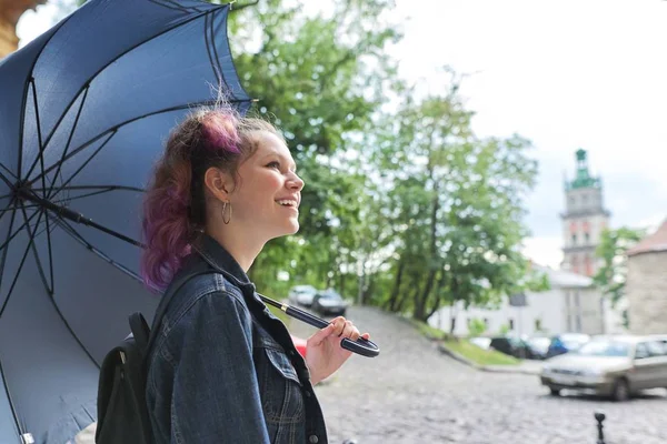 Mladý teenager dívka pod deštníkem na ulici města — Stock fotografie