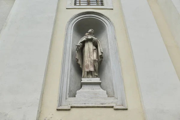 Lviv, Ua, 05-08-2019. Khram Svyatoho Arkhystratyha Mykhayila, oud beeldhouwwerk Maagd Maria standbeeld in de kerk van St Michael Aartsengel — Stockfoto