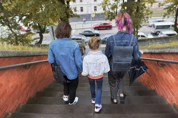 Matka a děti dvě dcery kráčející po schodech — Stock fotografie