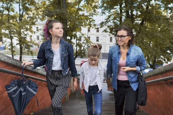 Madre e figli due figlie che camminano sulle scale — Foto Stock