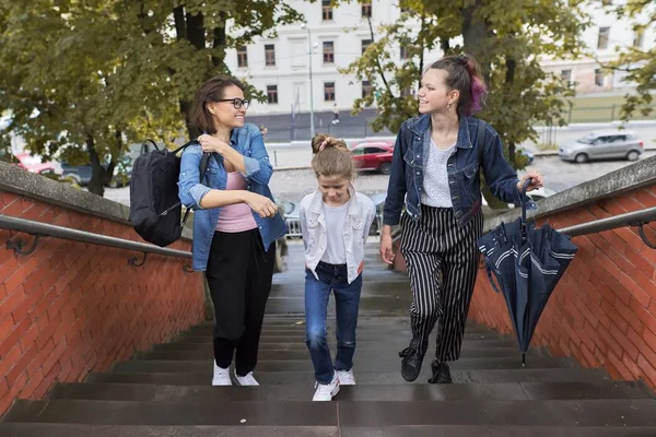 Matka a děti dvě dcery kráčející po schodech — Stock fotografie