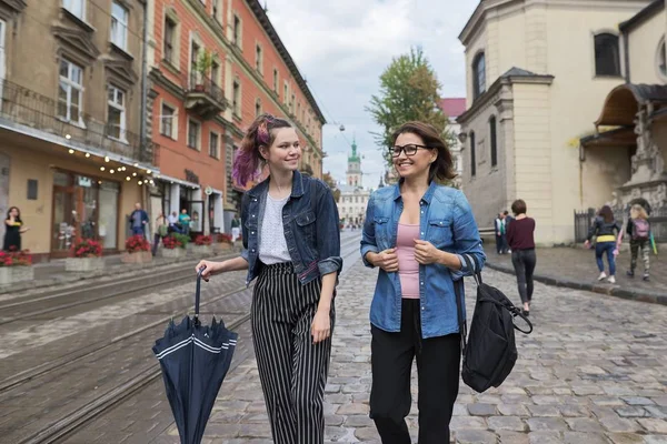 Matka i nastoletnia córka spacerują ulicą miasta — Zdjęcie stockowe