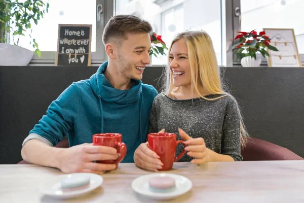 Jovem casal feliz no amor no café — Fotografia de Stock