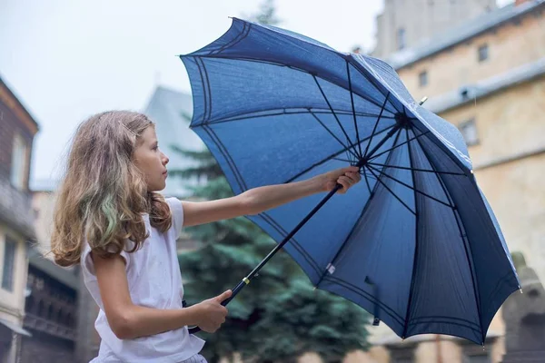 Regnerisches Wetter, Porträt des schönen kleinen Mädchens mit Regenschirm — Stockfoto