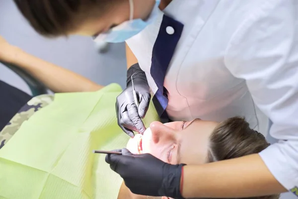 Primer plano procedimiento de tratamiento dental en el consultorio dental — Foto de Stock