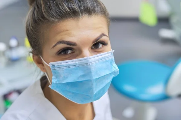 Retrato de cerca de la doctora dentista sonriente en máscara médica protectora — Foto de Stock