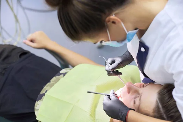Tratamiento dental en la clínica dental, doctora que trata a la paciente — Foto de Stock