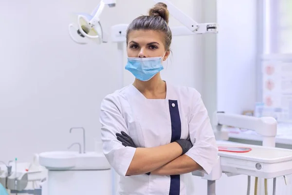 Retrato de doctora dentista confiada con los brazos cruzados — Foto de Stock