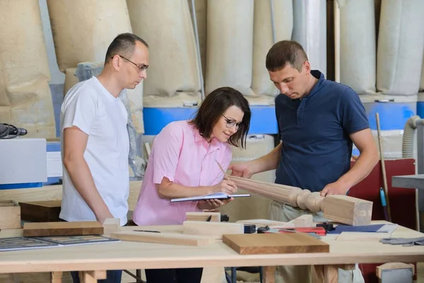 Gruppe von Industriellen, die zusammen arbeiten, Teamarbeit in der Tischlerei. — Stockfoto