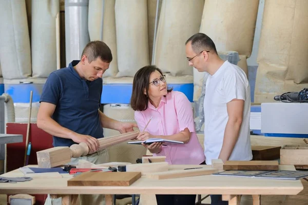 Gruppe von Industriellen, die zusammen arbeiten, Teamarbeit in der Tischlerei. — Stockfoto