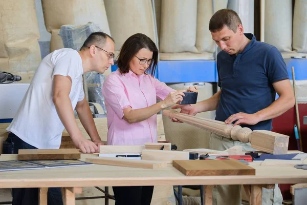 Gruppe von Industriellen, die zusammen arbeiten, Teamarbeit in der Tischlerei. — Stockfoto