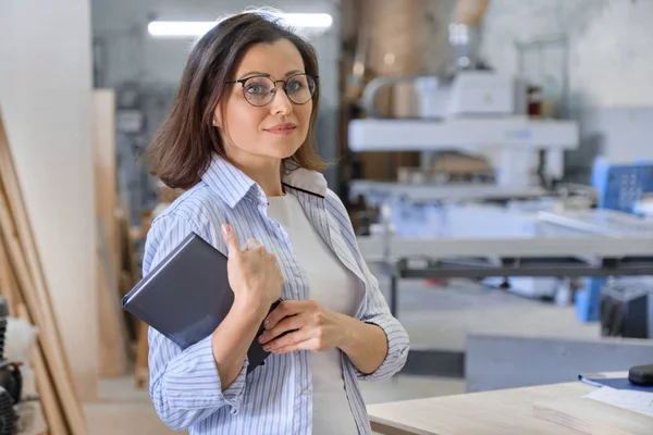 Vrouw werkzaam in timmerwerk, industrieel portret. Vrouw in houtbewerking workshop — Stockfoto