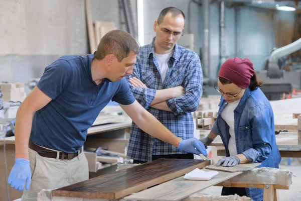 Trabajadores en carpintería taller de carpintería, barnizado tablón de madera con aceite — Foto de Stock