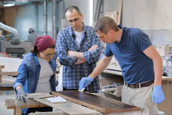 木工工場の労働者、油で板を変形させる — ストック写真
