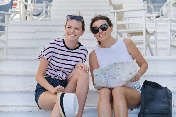 Літні канікули разом мати і дочка подорожують читаючи карту туристів — стокове фото