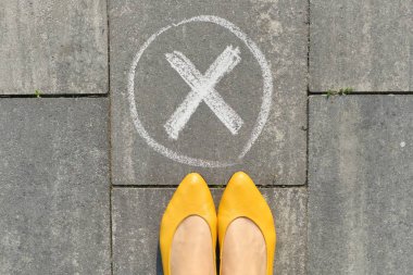Gri kaldırımda kadın bacaklı işaret yok, üst manzara
