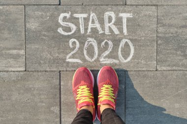 Start 2020, Ayakkabı, üst görünüm kadın bacaklar ile gri kaldırım üzerinde metin