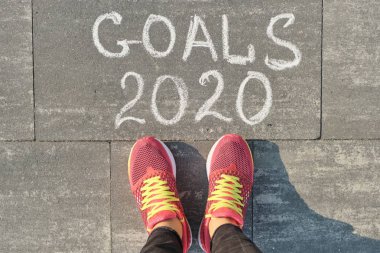 2020 gol, Ayakkabı kadın bacaklar ile gri kaldırım üzerine yazılmış, üst görünüm