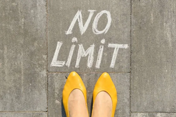 Sem limite de texto na calçada cinza com pernas de mulher, vista superior — Fotografia de Stock