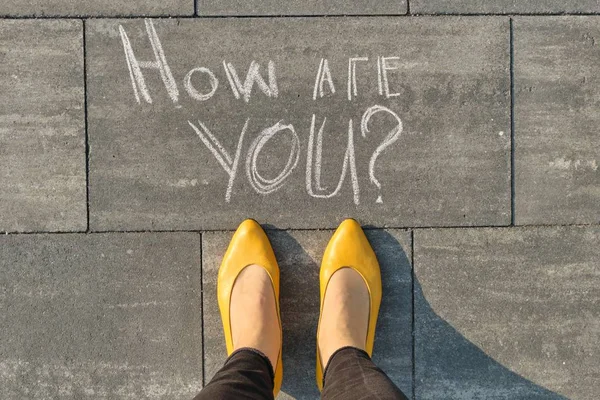 Πώς είσαι γραμμένο σε γκρι πεζοδρόμιο με τα πόδια των γυναικών, πάνω άποψη — Φωτογραφία Αρχείου