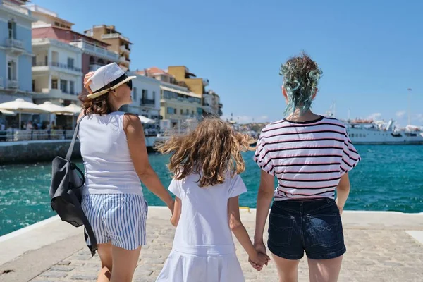 Vacances d'été ensemble famille mère et fille enfants voyageant en Méditerranée — Photo