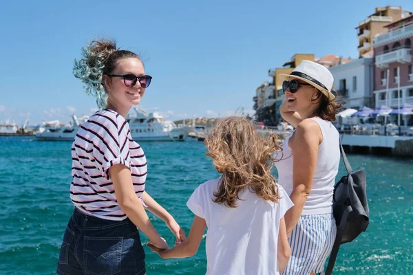 Matka z dziećmi śródziemnomorskie letnie wakacje morskie. — Zdjęcie stockowe