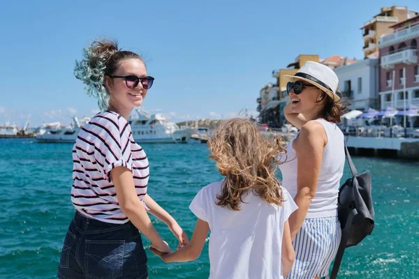 Çocuklu anne Akdeniz yaz deniz tatili. — Stok fotoğraf