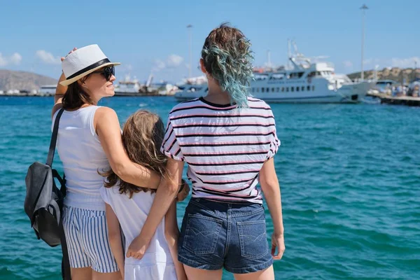 Madre con niños vacaciones mediterráneas de verano mar . — Foto de Stock