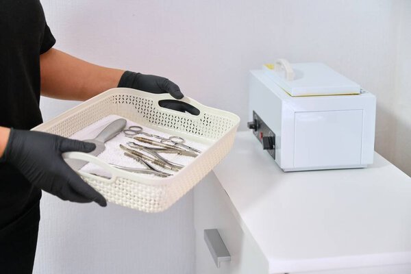 Sterilization of manicure tools with dry hot air in an autoclave