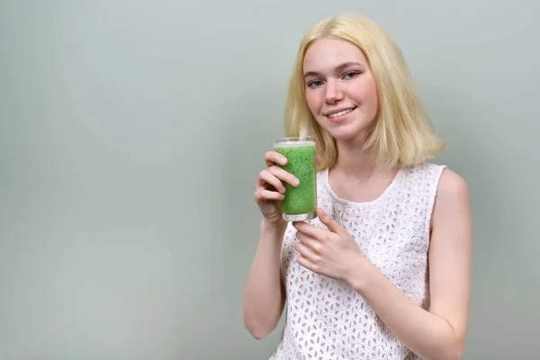 Jovem adolescente com bebida smoothie vegetal verde, dieta vegan saudável, espaço de cópia — Fotografia de Stock