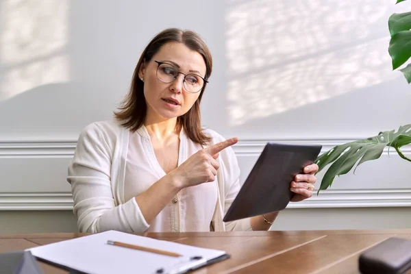 Női tanár, mentor, pszichológus nézi webkamera digitális tabletta — Stock Fotó