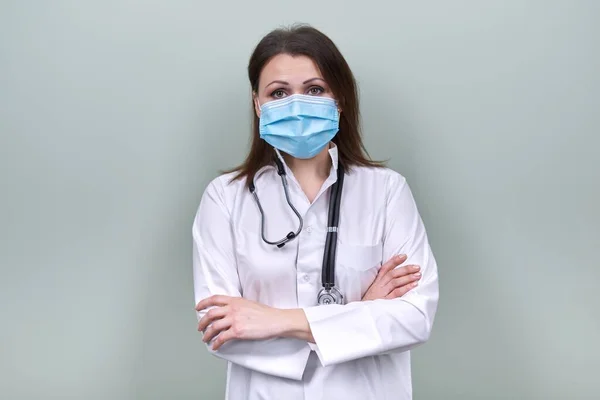 Retrato de doctora en máscara protectora médica con estetoscopio — Foto de Stock