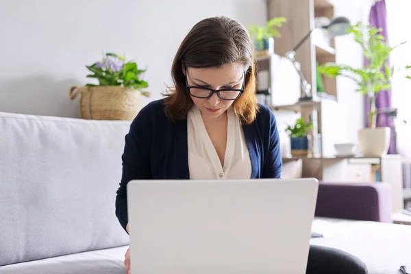Dojrzałe businesswoman z laptopem pracuje zdalnie w domu — Zdjęcie stockowe